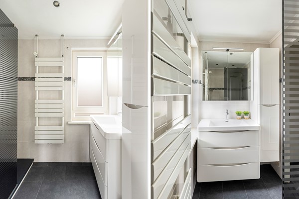 Foto - Te koop: Ruime 2-onder-1-kapwoning met dubbele garage, eigen oprit en fijne tuin